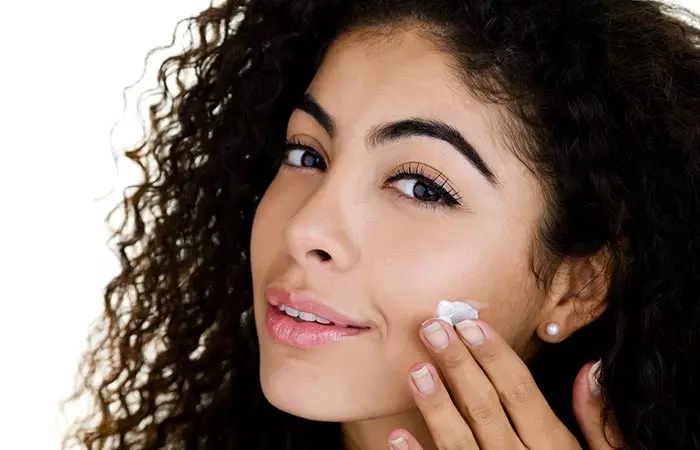 The Sacred Lotus Gold Leaf Night Cream comes in a cute little square jar made of glass with a silver toned screw lid