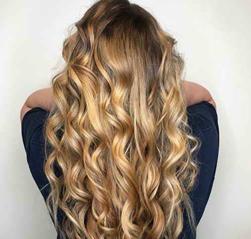 Flowy blonde curly hairstyle