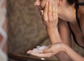 चेहरे पर बर्फ लगाने के फायदे - Ice Benefits for Skin in Hindi