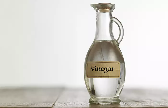 White vinegar to whiten nails