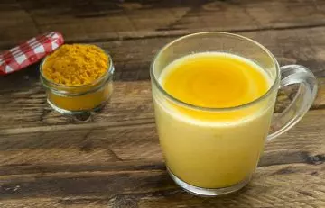 #1-Cleansing-With-Turmeric-And-Milk