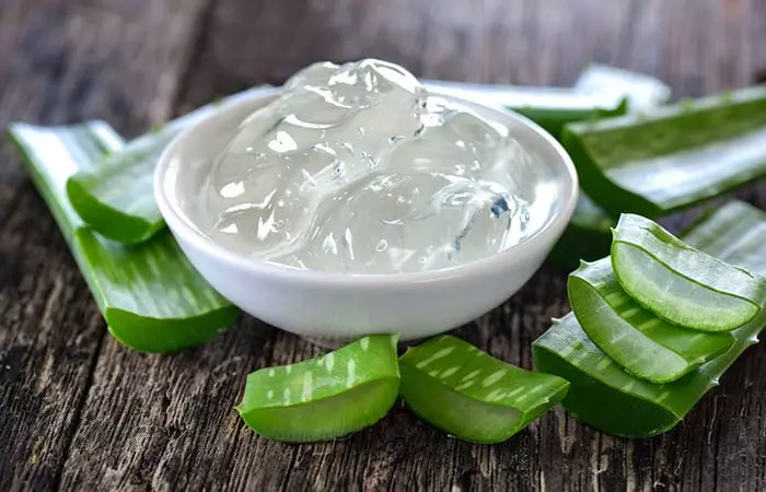 Aloe vera to soothe heat rash on a baby