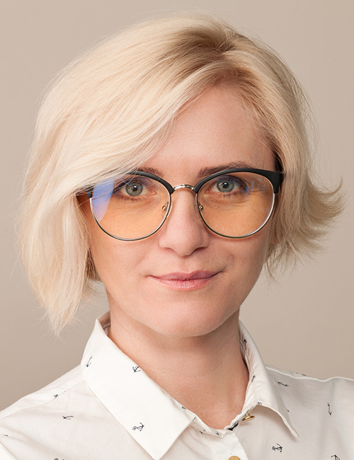 Asymmetrical wedge cut for older women with glasses