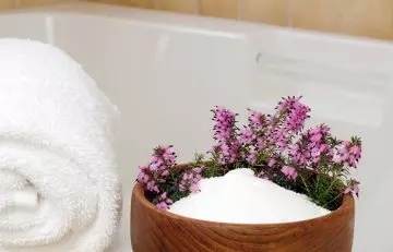 Epsom salt bath for shoulder blade pain