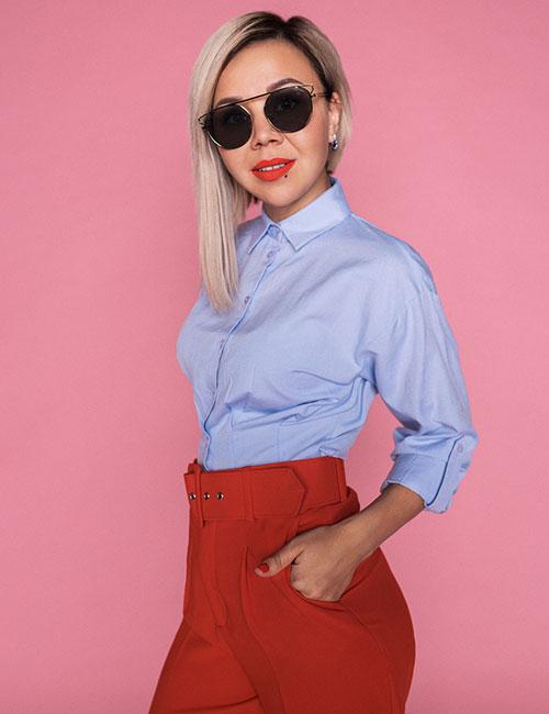 High-waisted red pants and blue shirt