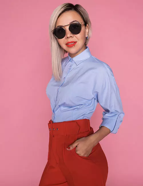 High-waisted red pants and blue shirt