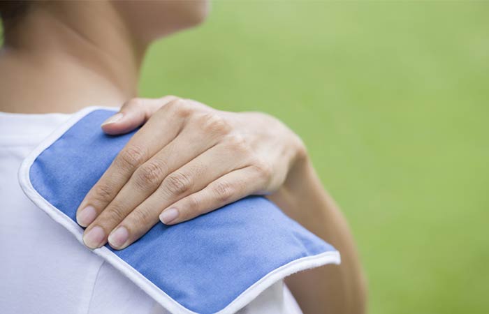 Ice or heat compress for shoulder blade pain