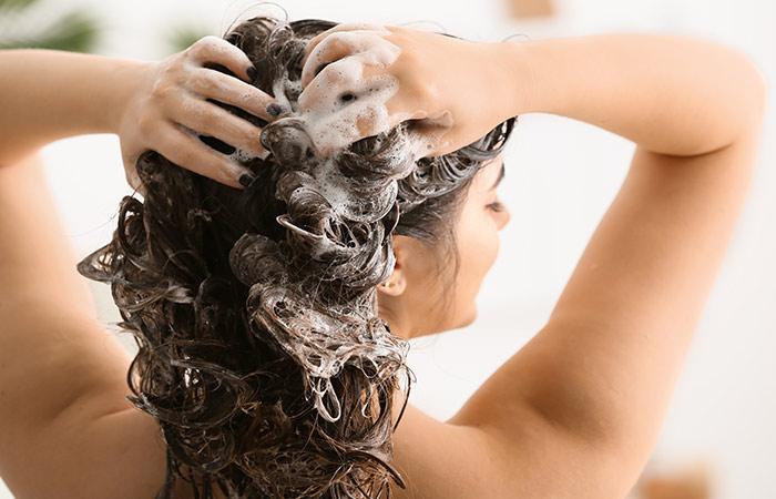 घर में तैयार करें कंडीशनर सिल्की बाल पाने के लिए घर में तैयार करें कंडीशनर सिल्की बाल पाने के लिए