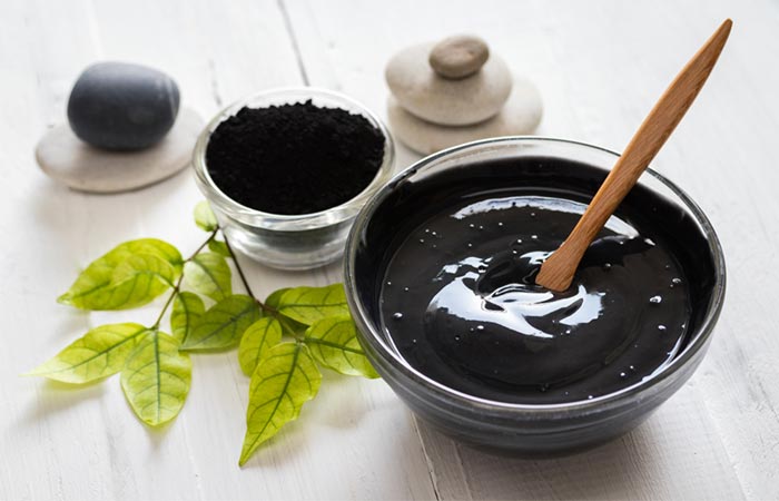 Vegan face mask with charcoal for thorough cleansing
