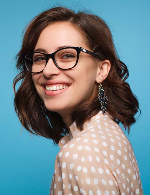 Wavy lob hairstyle for women with glasses