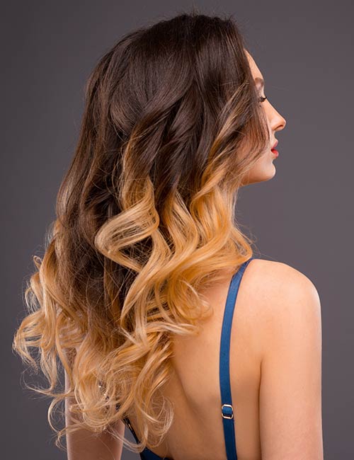 Two-tone hair color with blonde waves for a beachy vibe