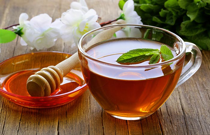 Hot tea and honey to treat swollen uvula