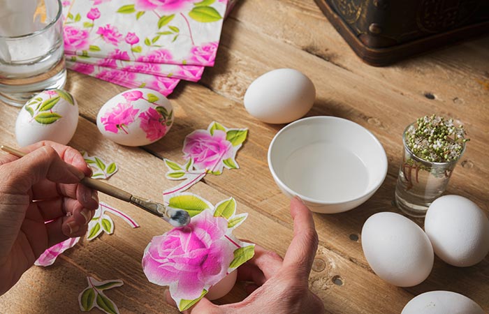 Make The Eggs Floral With Glue