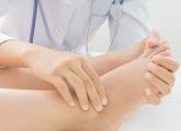 पैरों में सूजन को कम करने के 15 असरदार घरेलू उपाय - Swollen Feet Home ...