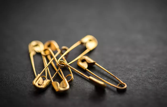 Using Saree Pins To Keep Your Saree In Place