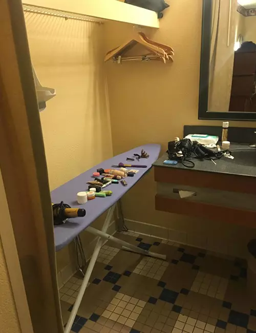 Want To Get Decked Up, But There’s No Space For You To Get Ready Make Your Own Vanity By Using This Hack