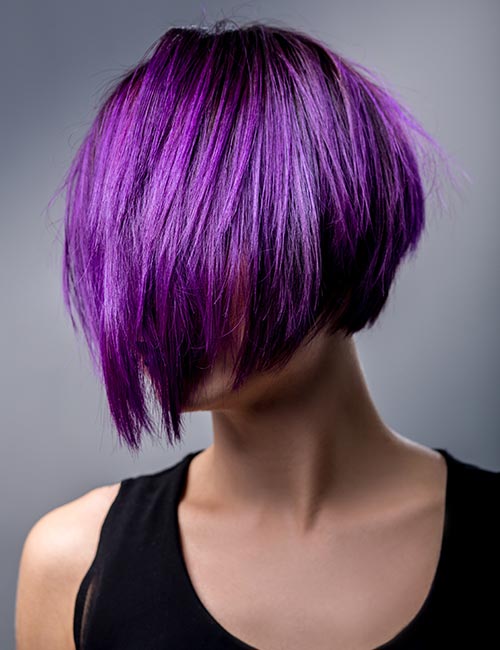 Cheveux violets rebelles