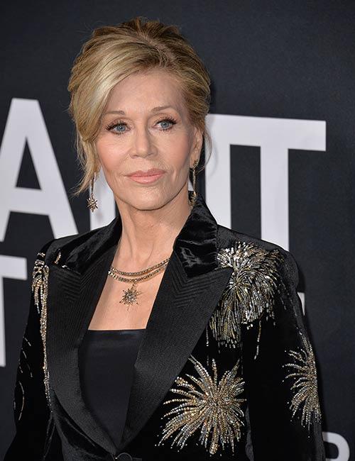 Acconciatura da chignon liscia di Jane Fonda