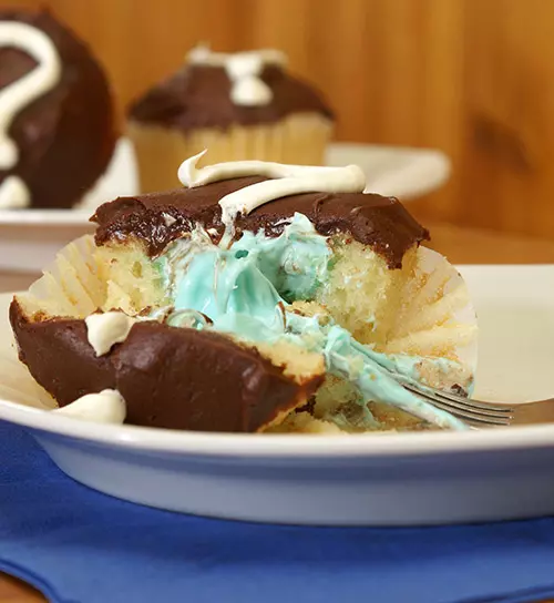 Cupcakes or cake pops for gender reveal idea