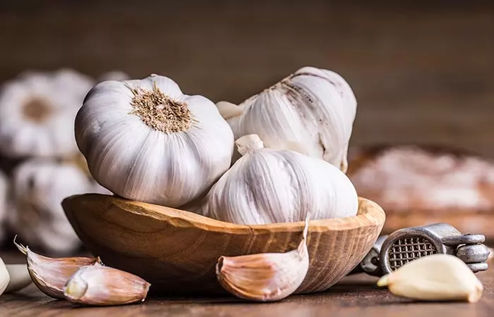 Garlic is a home remedy to prevent cold sores