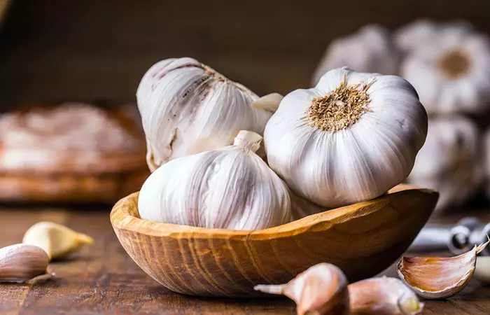 A bowl of garlic cloves can prevent underarm odor