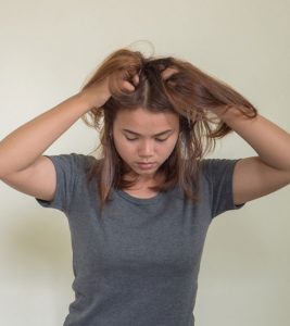 15 Home Remedies for Itchy Scalp in Hindi