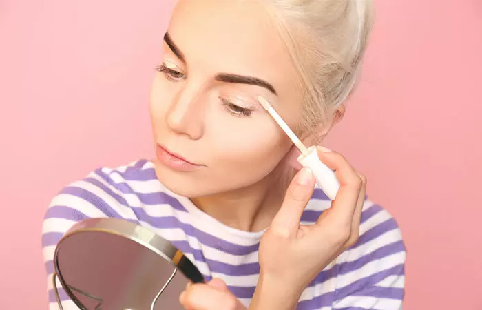 Concealer To Highlight Eyelids