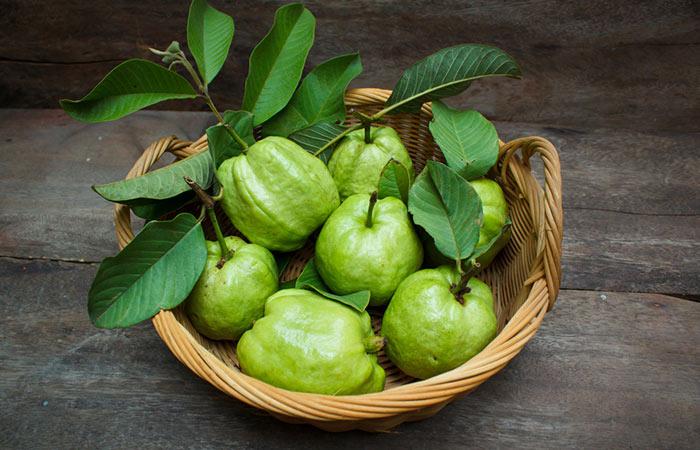 Guava leaves for ache in a molar