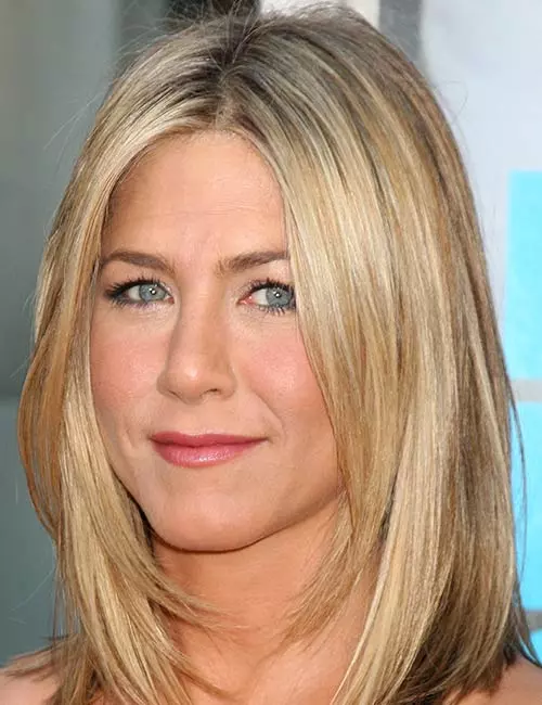 Jennifer Aniston messy middle parting with face-framing layers hairstyle