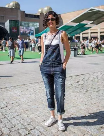 How to wear an oversized T-shirt with dungarees