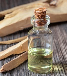 Sandalwood Oil Benefits and Side Effects in Hindi