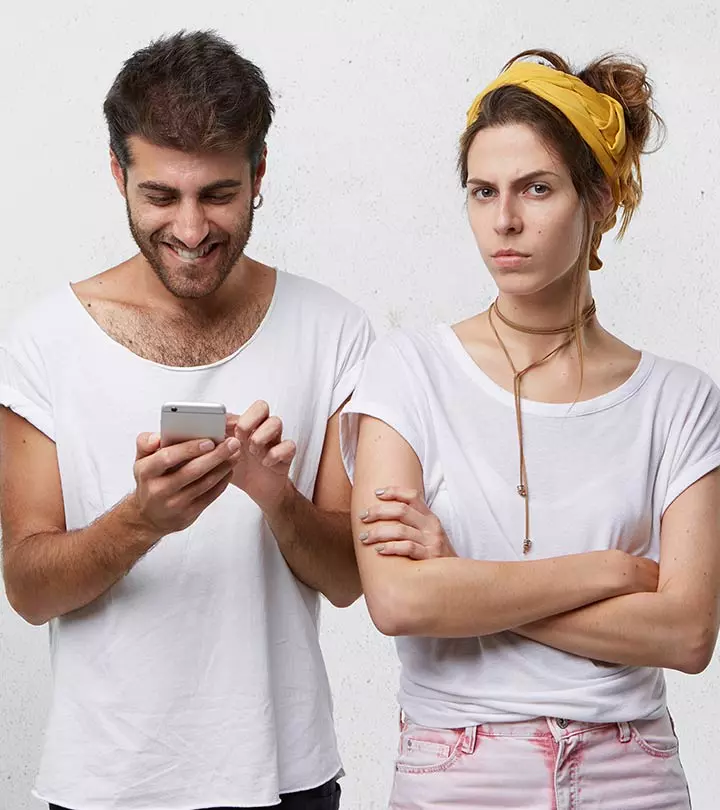 5 Social Media Habits That Could Mean Your Partner's Cheating