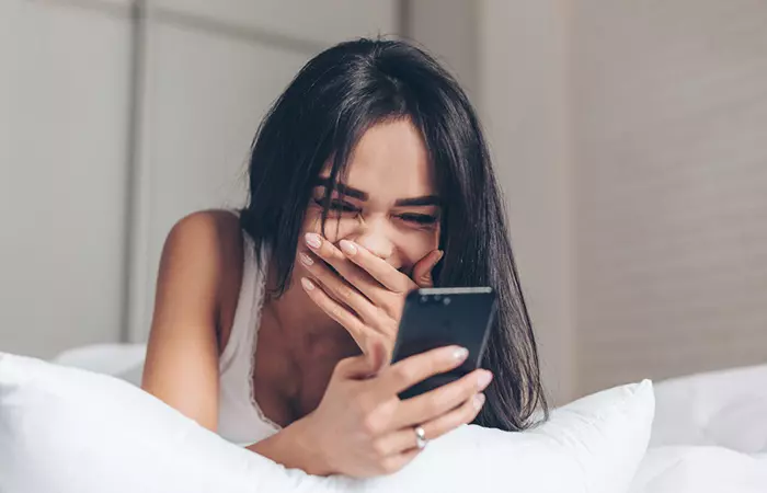 Single woman reading a Valentine’s Day joke on her phone