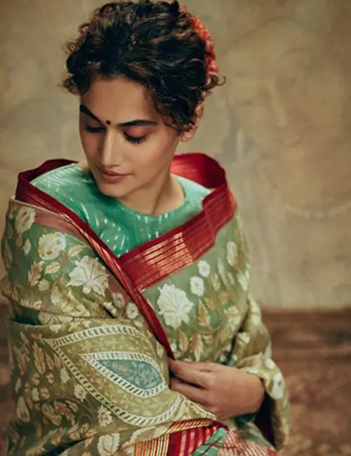 Taapsee’s Natural Curled Bun