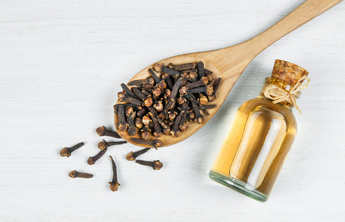 Clove oil for head lice prevention