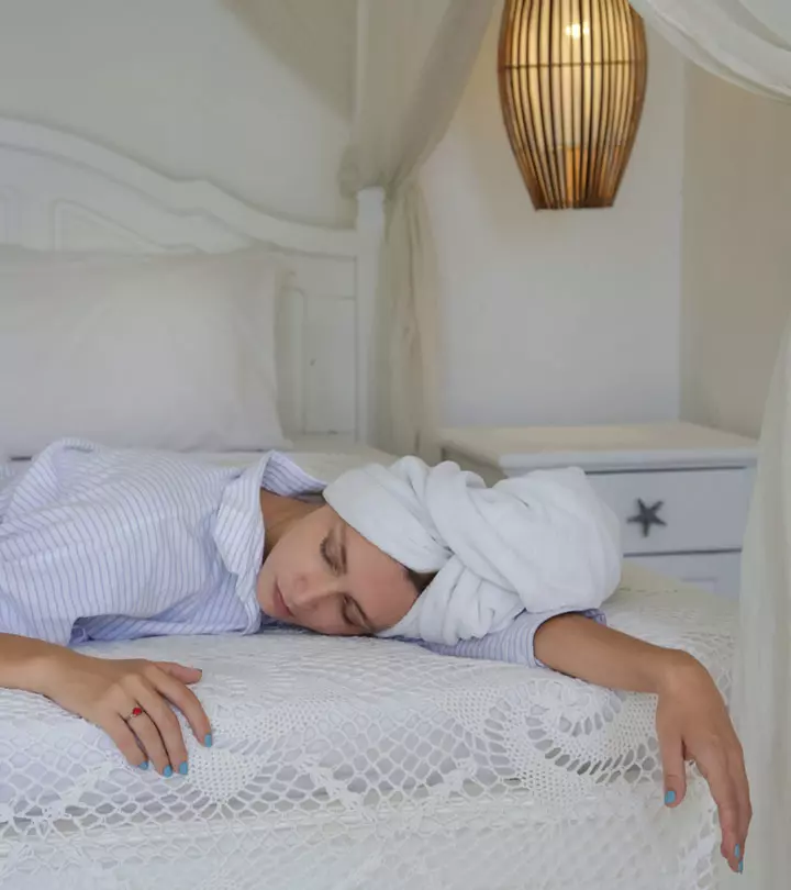 woman sleep with wet hair