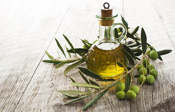 Use olive oil to hydrate hair after bleaching
