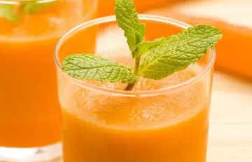 Carrot, cantaloupe, and grapefruit smoothie for boosting hair growth