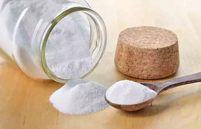 Remove brassy tones from brown hair with baking soda