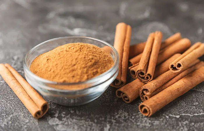 Cinnamon sticks and powder