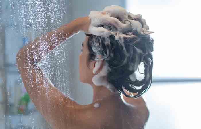 Peppermint oil mixed with shampoo reduces hair loss