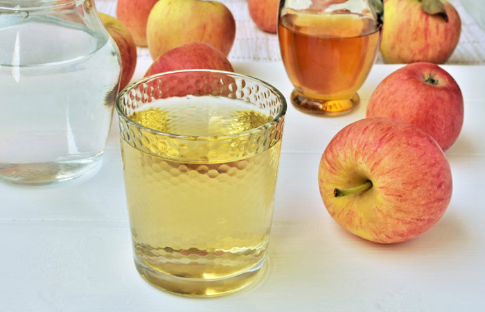 Apple cider vinegar rinse for balancing scalp pH