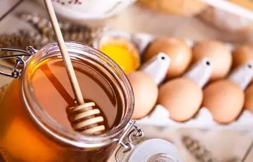 Egg and honey for hydrating hair mask