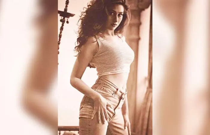 Super High-Waisted Jeans