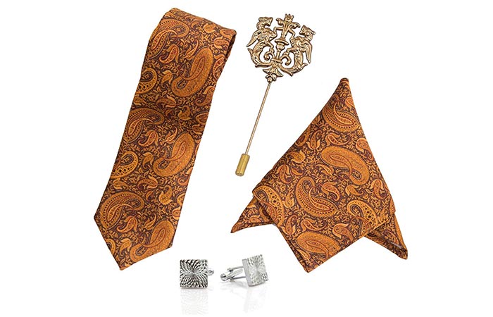 Tie, lapel pin and cufflinks set