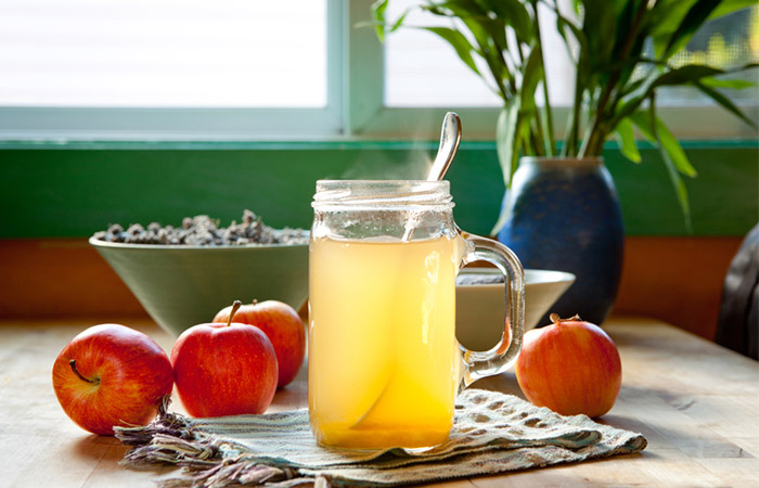 Apple cider vinegar rinse to remove hair dye