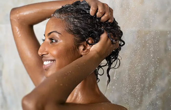 Woman washing her hair with Sulfur8