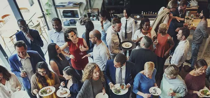 While Traveling, Avoid Crowded Restaurants