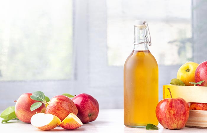 Rinsing hair with apple cider vinegar reduces flea infestation