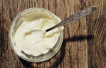 Mayonnaise mixed with vinegar and tea tree oil as a remedy for head lice